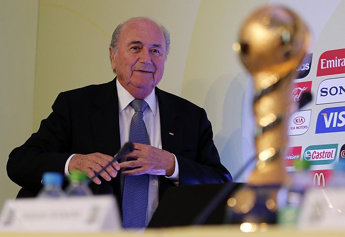 Presidente da Fifa, Joseph Blatter, diante do troféu da Copa das Confederações - dirigente garante o sucesso da Copa das Confederações | Sergio Moraes / Reuters