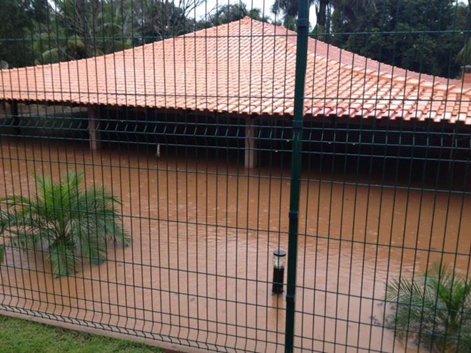 A área da casa fica a 150 metros da margem do Rio Ivaí, mas mesmo assim foi atingida e a água quase chegou no telhado |