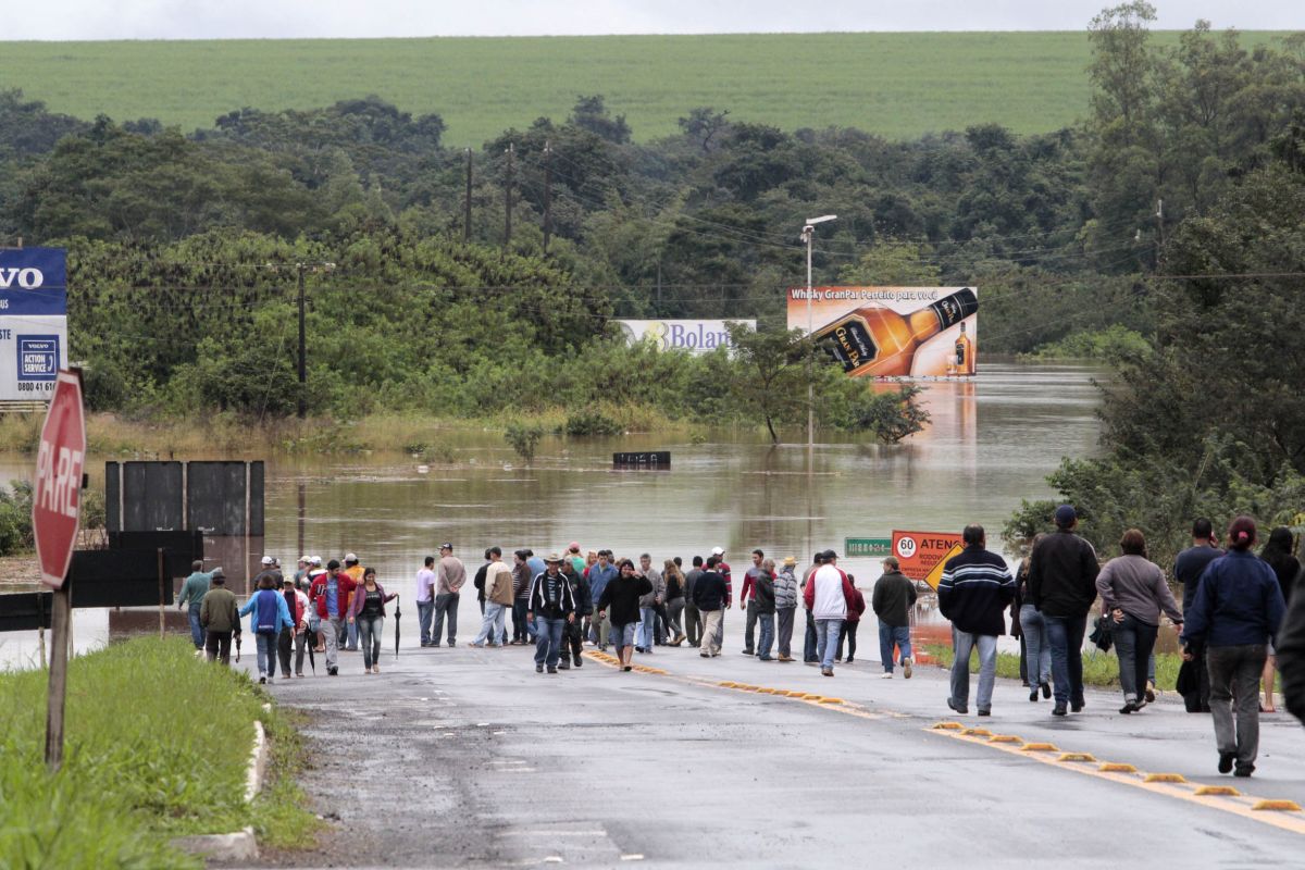 PR-323, na altura do km 190, entre Maringá e Cianorte, tem o tráfego interrompido | Ivan Amorin/Agência de Notícias Gazeta do Povo