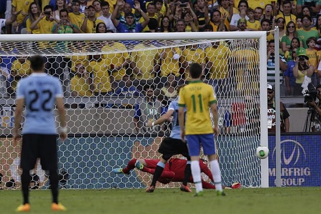 Julio Cesar defende pênalti de Forlán no começo do jogo |