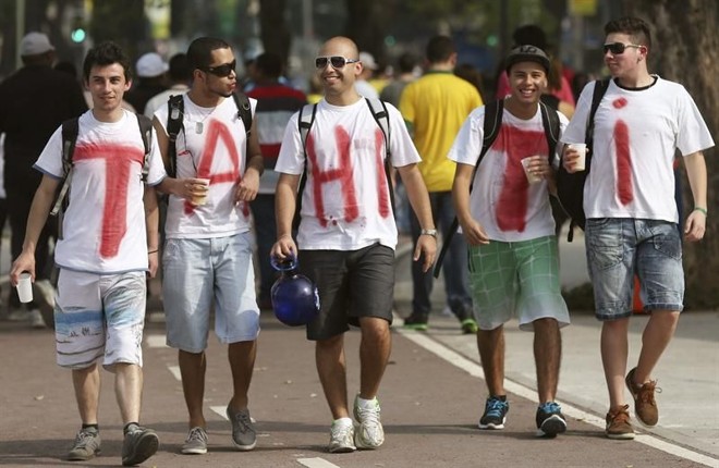 Torcedores com o nome do Taiti nas camisetas | 