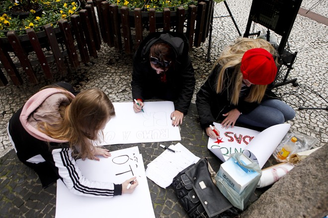 Na Boca Maldita, manifestantes preparam os cartazes para a manifestação |