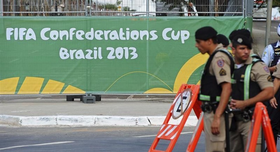 Policiais se posicionam em frente ao Mineirão antes da partida entre Taiti e Nigéria | EFE