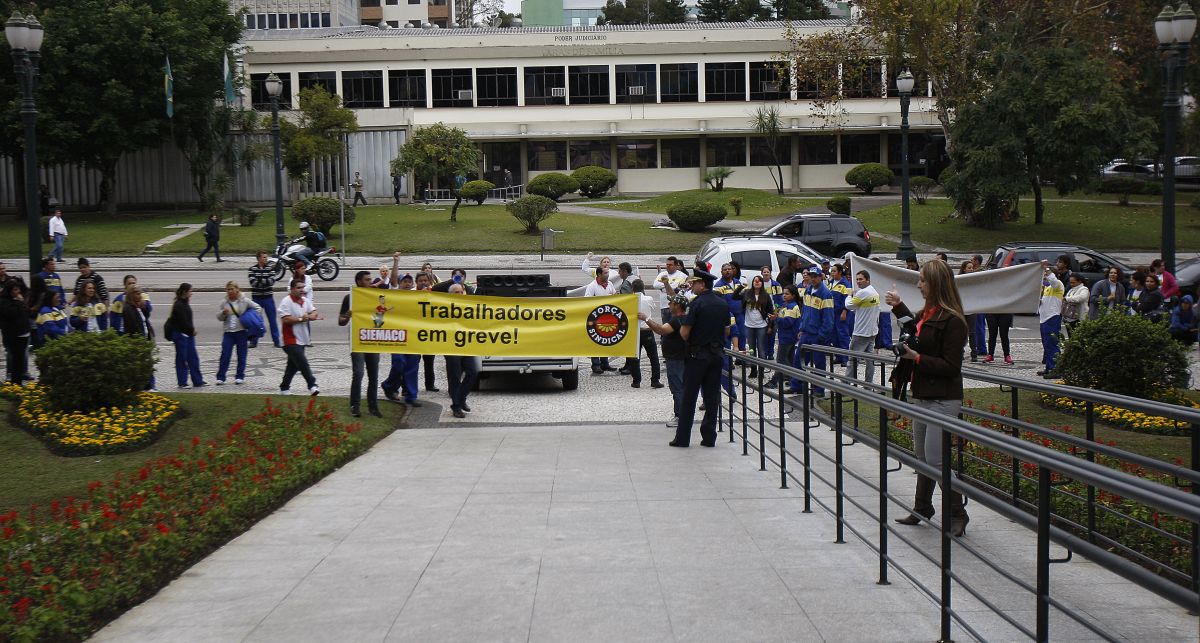 Trabalhadores do combate à dengue protestam em frente à Prefeitura de Curitiba | Jonathan Campos/Agência de Notícias Gazeta do Povo