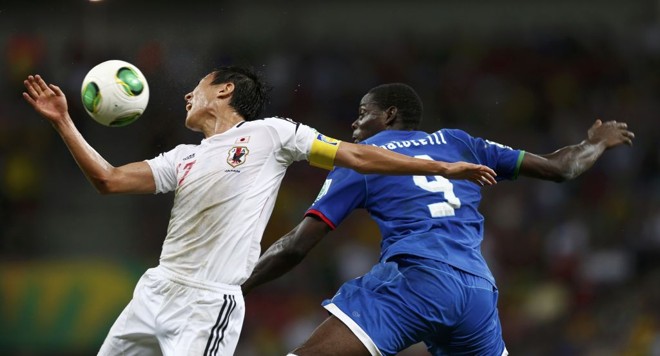 Hasebe e Balotelli disputam a bola pelo alto |