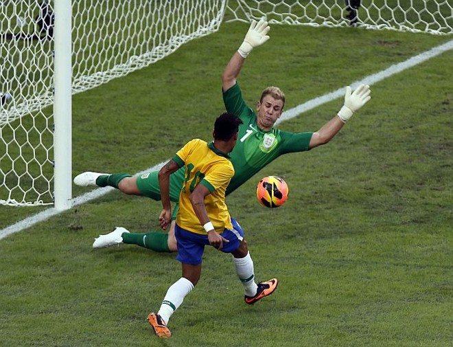 Neymar tenta marcar em Joe Hart - goleiro foi o destaque inglês no primeiro tempo | 