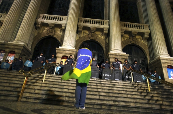 Manifestante no Rio de Janeiro: atos continuam em todo o país | Pilar Olivares/ Reuters
