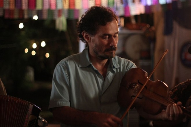 Noites de Reis- Após uma tragédia familiar, Dora (Bianca Byington) e sua filha Júlia (Raquel Bonfante) aprendem a lidar com a perda. Morando numa cidade no litoral do Rio de Janeiro, elas acompanham a Folia de Reis. A rotina da família é abalada com o inesperado retorno do marido Jorge (Enrique Díaz), que deixou mulher e filha. Vinícius Reis. Espaço Itaú 1, às 17h50. | 
