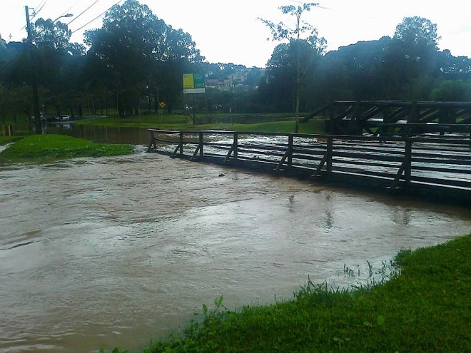 Regiões que ficam próximas a rios de Curitiba foram as mais afetadas por alagamentos, que deixaram o trânsito lento na capital |