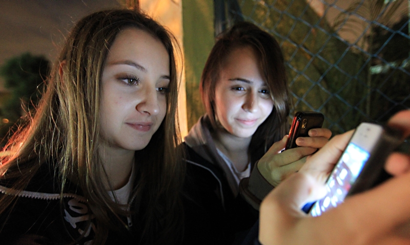 As estudantes Aline e Maria: uma rede social para cada uso | Albari Rosa/ Gazeta do Povo