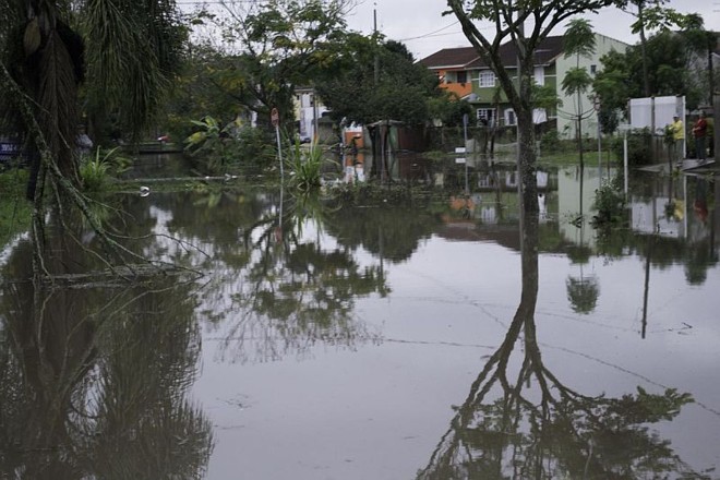 Nível da água na região do Vitória Régia, na Cidade Industrial de Curitiba, chegou à altura dos joelhos |