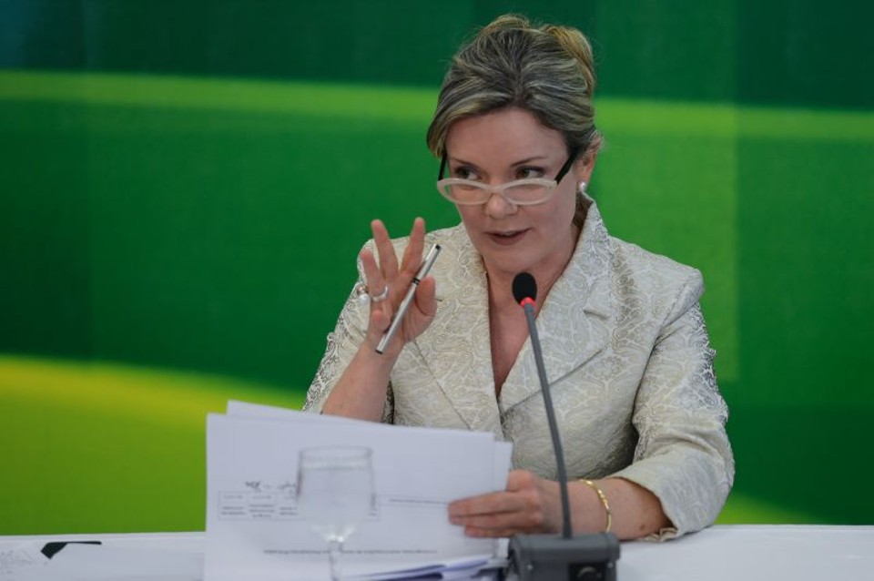 Dilma quebra acordo e faz 13 vetos à MP dos Portos A ministra Gleisi Hoffmann, chefe da Casa Civil, negou que houve quebra de acordo com a sanção de 13 pontos da Lei dos Portos durante conversa com jornalistas nesta quarta-feira (5) | Fabio Rodrigues Pozzebom / Agência Brasil