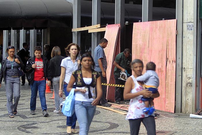 Tapume é instalado em um restaurante na Avenida Afonso Pena, em Belo Horizonte: medo de quebra-quebra se repita | Albari Rosa / Gazeta do Povo