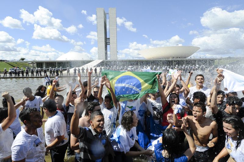 Manifestantes da UNE na frente do Congresso: pressão para que o Senado resgate projeto do Planalto sobre royalties para a educação | Geraldo Magela/Ag. Senado