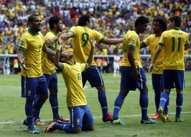 De joelhos, o camisa 10 da seleção agradece aos céus após acabar com o jejum de nove jogos sem gol | 