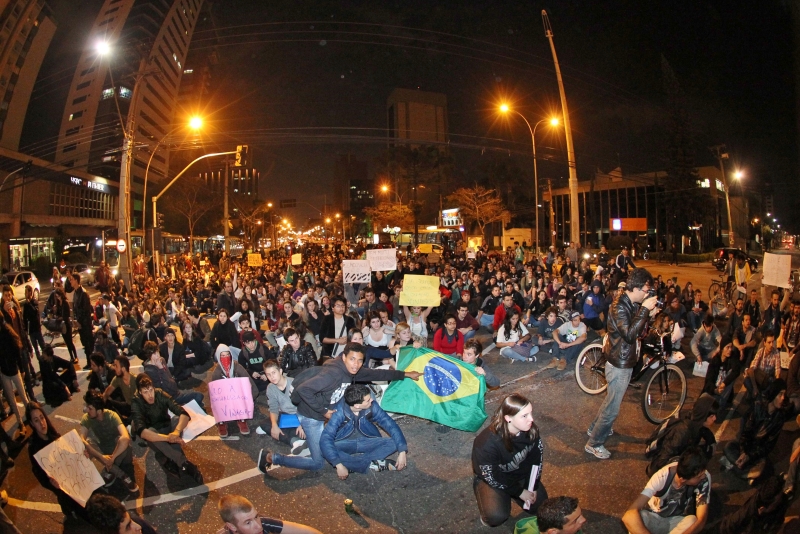 Em Curitiba, protesto começou na Boca Maldita, percorreu a Rua XV e seguiu até o Palácio Iguaçu, na Praça Nossa Senhora de Salette | Daniel Castellano/ Gazeta do Povo