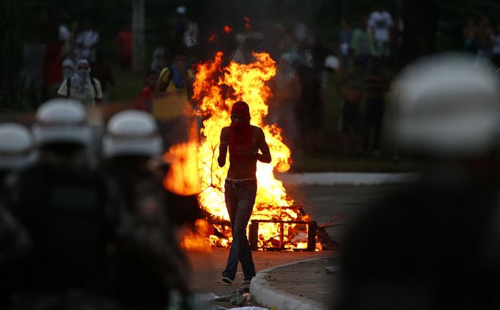 Protesto em Salvador na quinta-feira, antes do jogo entre Uruguai e Nigéria: manifestações estão assustando a Fifa e algumas delegações | Kai Pfaffenbach / Reuters