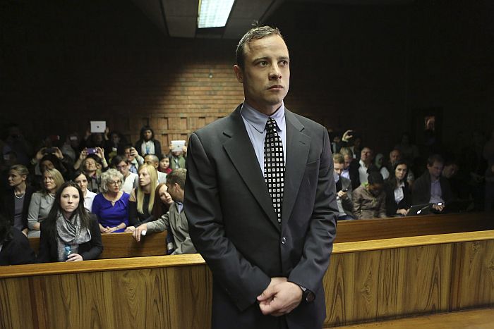 Oscar Pistorius compareceu ao tribunal de Pretória nesta terça-feira, mas sessão foi adiada pelo juiz | Mike Hutchings / Reuters
