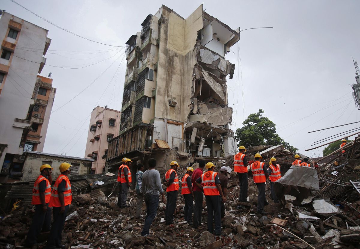 Bombeiros trabalham no resgate em edifício que desabou em Mumbai | Reuters/Vivek Prakash