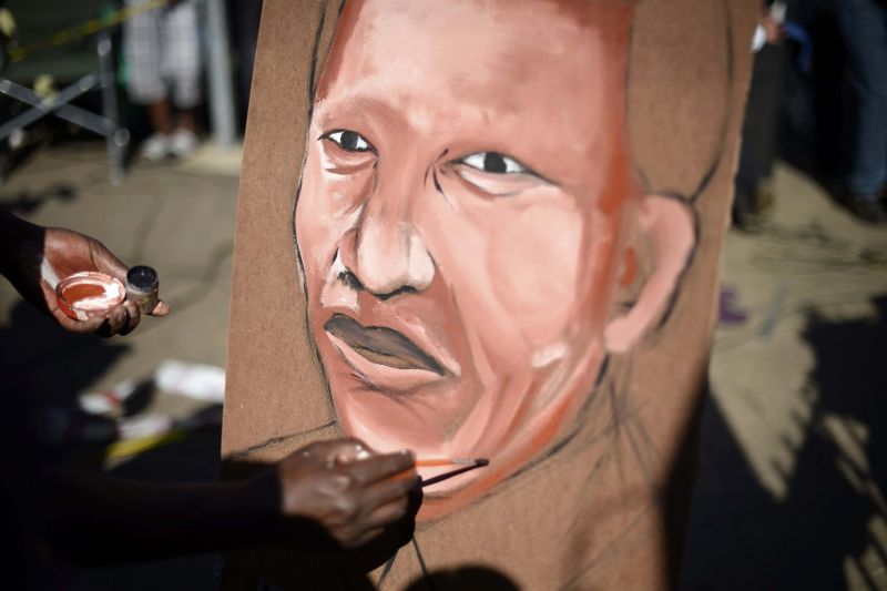 Homem pinta retrato do ex-presidente sul-africano Nelson Mandela, em Pretória | Dylan Martinez/Reuters