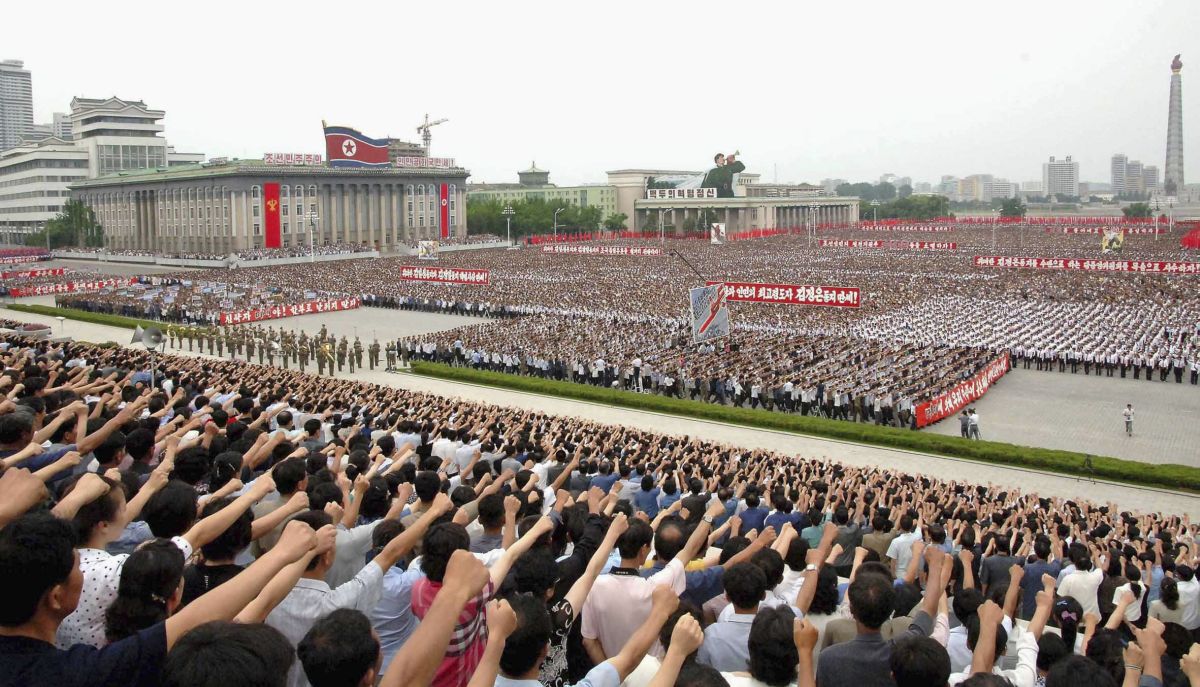 Foto divulgada pela agência estatal norte-coreana mostra a manifestação em Pyongyang | Reuters/KCNA