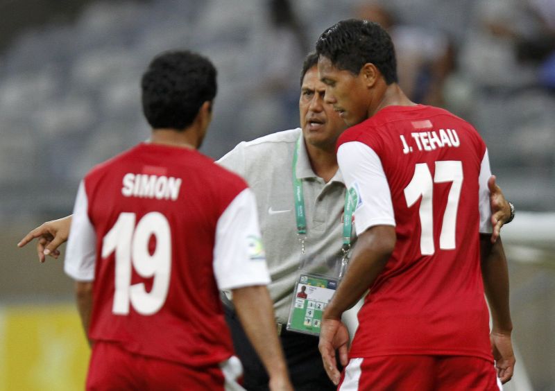 Técnico Eddy Etaeta, do Taiti, orienta os jogadores durante a estreia da equipe | Reuters