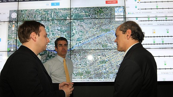 O diretor de novos negócios do Google Brasil, Alessandro Germano; o presidente da Urbs, Roberto Gregório da Silva Junior; e o prefeito de Curitiba, Gustavo Fruet, durante o lançamento do Google Transit, ferramenta que possibilita localizar itinerários de ônibus da capital e região metropolitana |