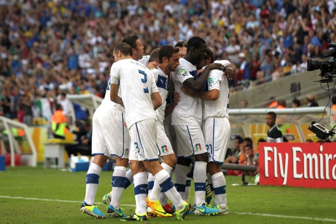 Abraço do time italiano em Pirlo |