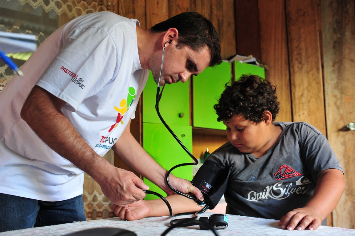 O aluno do curso técnico em Enfermagem Fabiano Miranda dos Santos ajudou a aferir a pressão de moradores das ilhas de Tibicanga e Poruquara. | João Borges / Tecpuc