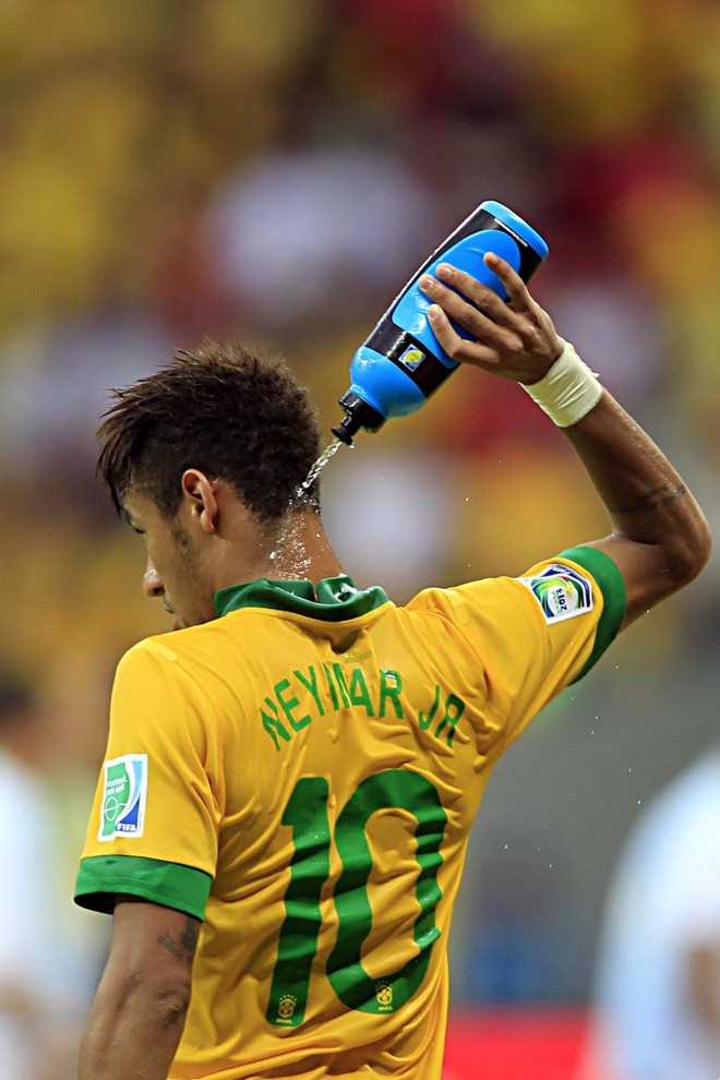 Neymar marcou um gol, sofreu com as faltas dos adversários e foi substituído no segundo tempo | 