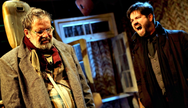 Cenovicz e Bueno contracenam em O Inoportuno, com texto de Harold Pinter: inércia | Chico Nogueira/Divulgação