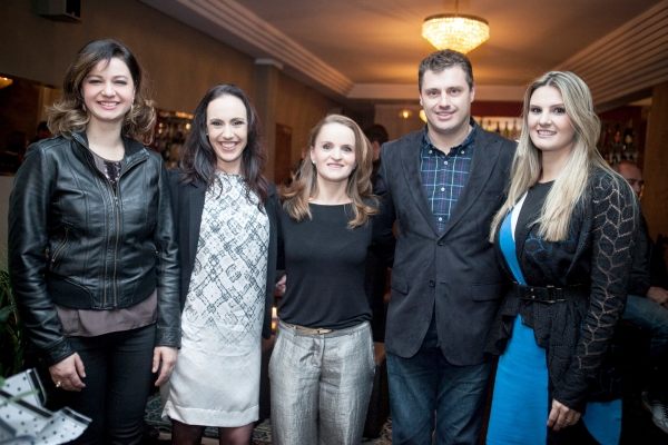 O Studio Cia Pilates realizou no último dia 6, no Ernesto Ristorante, o quinto wine dinner em comemoração aos seus sete anos de atividades. Alunos e ex-alunos e demais convidados, como os irmãos Alexandra (à dir.) e Fernando Scotti, foram recebidos pelas sócias Jaqueline Percicotty e Nádia Trento (ambas ao centro) e pela professora Aline Volponi (à esq.) | Studio AQuatro