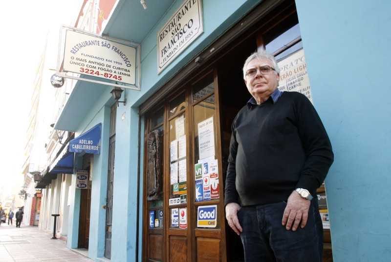 O proprietário do Restaurante São Francisco, Valentin Vasquez, acredita que a arte pode atrair mais pessoas para a região | Hugo Harada/ Gazeta do Povo