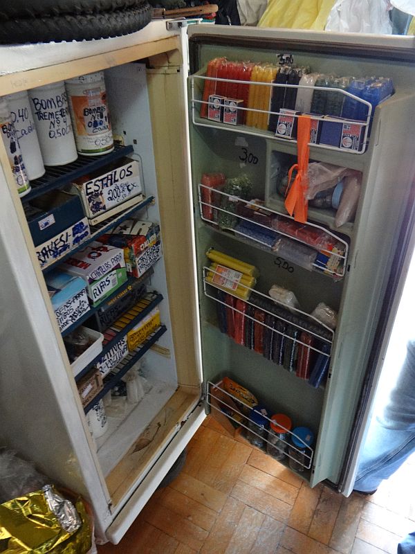 Fogos de artifício eram armazenados em caixas de sapato dentro de geladeiras velhas nos fundos de um pequeno bazar em Santo Antônio da Platina | Luiz Guilherme Brandanni