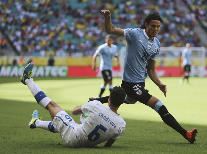 Candreva desarma Cavani com carrinho |