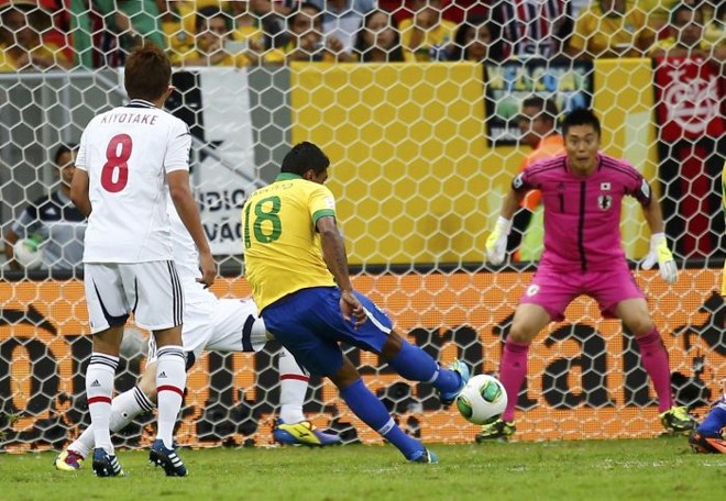 Paulinho chuta para marcar o segundo gol da seleção | 