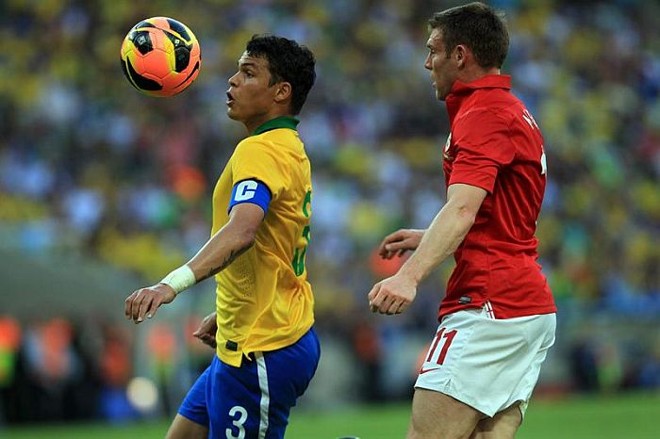 Zagueiro Thiago Silva tira a bola no amistoso com a Inglaterra | 