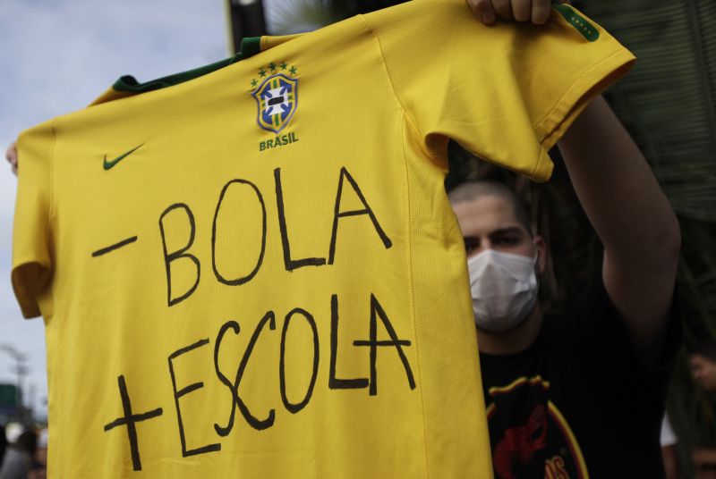 Manifestante exibe camisa da seleção com mensagem contra o investimento nas competições da Fifa no país | Reuters