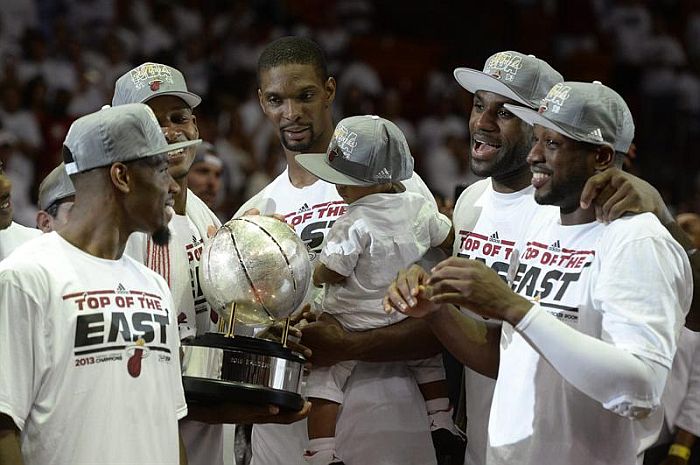 Jogadores do Miami Heat com o troféu do título da Conferência Leste da NBA | RHONA WISE / EFE