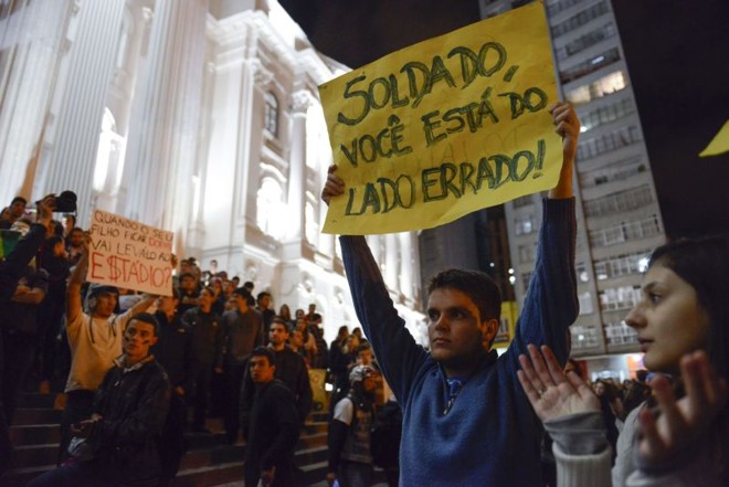 Unificação, o tabu policial:Os excessos da PM no começo das manifestações em São Paulo tiveram efeito catalisador nos protestos pelo país. Imediatamente, entrou em pauta a bandeira da reestruturação da segurança pública. Uma linha de estudiosos alega que a violência policial está ligada justamente ao caráter militar da PM, cuja orientação é defender o Estado e não o cidadão. Uma solução seria desmilitarizar o setor com a unificação das polícias, sob comando civil. A unificação é tratada pela PEC 102/2011, do senador Blairo Maggi (PR-MT), que desde o ano passado está parada no Senado. O antropólogo Luiz Eduardo Soares defende ainda 