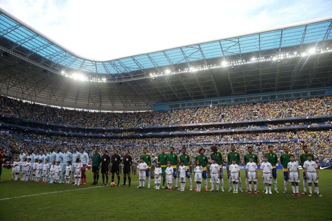 Seleções de Brasil e França alinhadas antes do duelo na Arena do Grêmio |