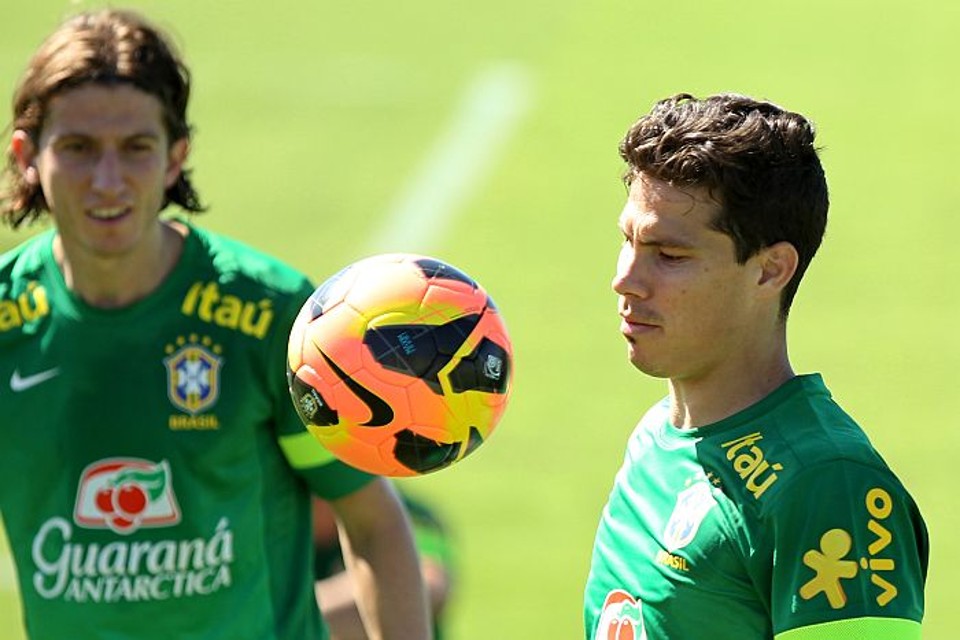 Hernanes espera fazer diferença mesmo do banco de reservas Hernanes acertou a bola na trave que originou o primeiro gol do Brasil contra a Inglaterra | Wander Roberto / VIPCOMM