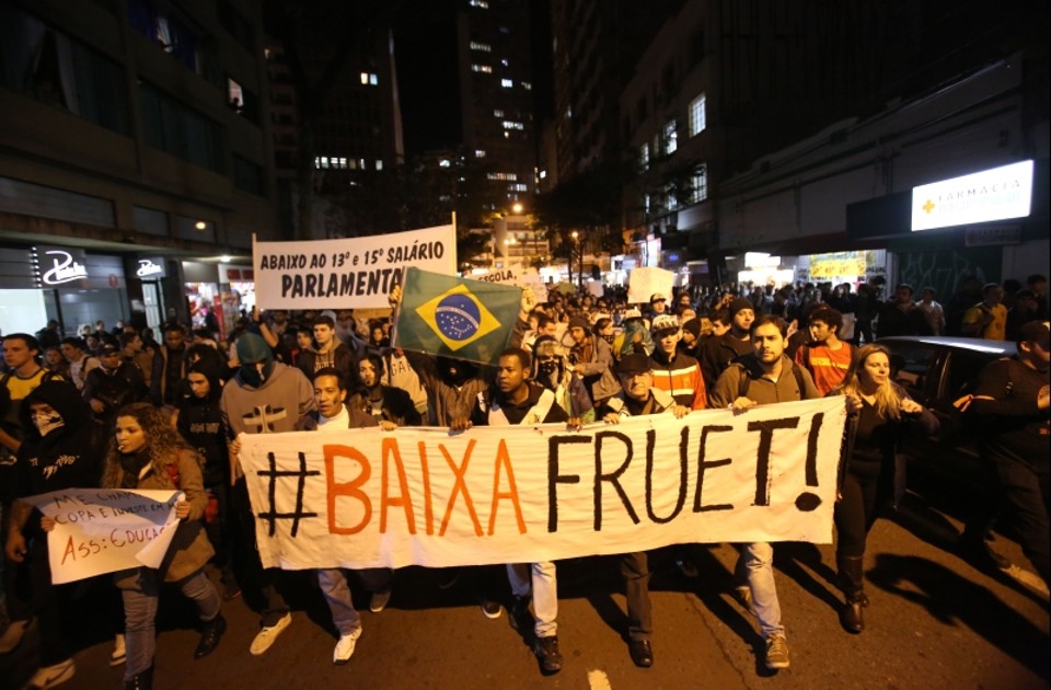 Manifestantes em Curitiba cobram do prefeito Gustavo Fruet a redução do preço da passagem | Brunno Covello/Gazeta do Povo
