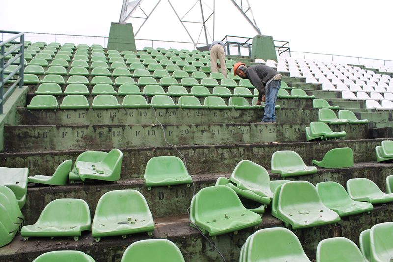 Cadeiras sendo retiradas do Couto Pereira para construção do novo setor VIP | Divulgação Coritiba