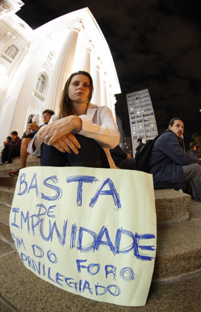 Cerca de 300 pessoas participaram do ato, que teve início na Praça Santos Andrade |