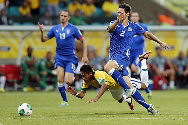Neymar sofre falta de Maggio na vitória do Brasil sobre a Itália |