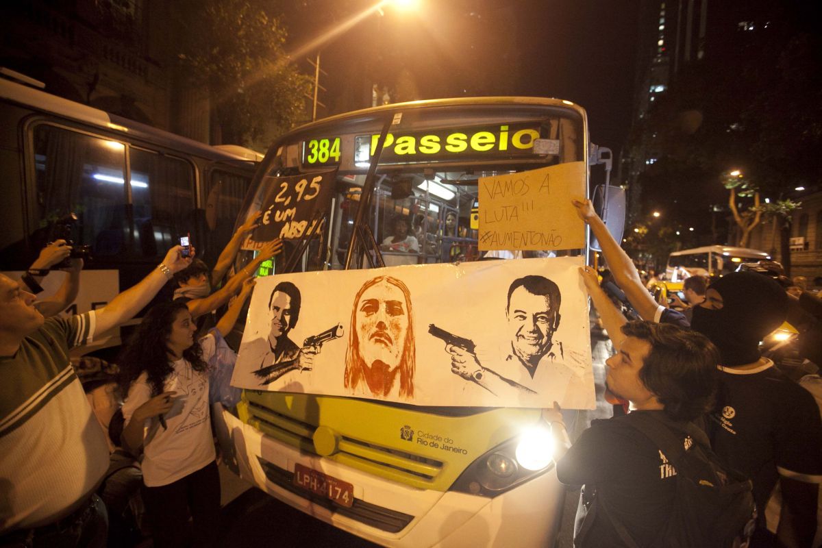 A confusão assustou comerciantes, que fecharam as portas de seus estabelecimentos, e pedestres que caminhavam pela região | Bruno Poppe / Folhapress