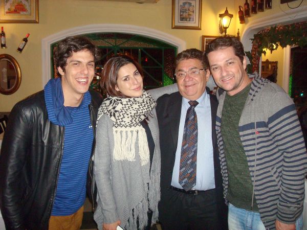 João Lellis (de gravata) recebeu o elenco da peça Rain Man, liderado pelos atores Marcelo Serrado (à dir.), Fernanda Paes Leme e Rafael Infante, para almoço e jantar em sua cantina no Batel, antes e após a apresentação de sábado no Teatro Positivo - Grande Auditório | Eliane Moreno