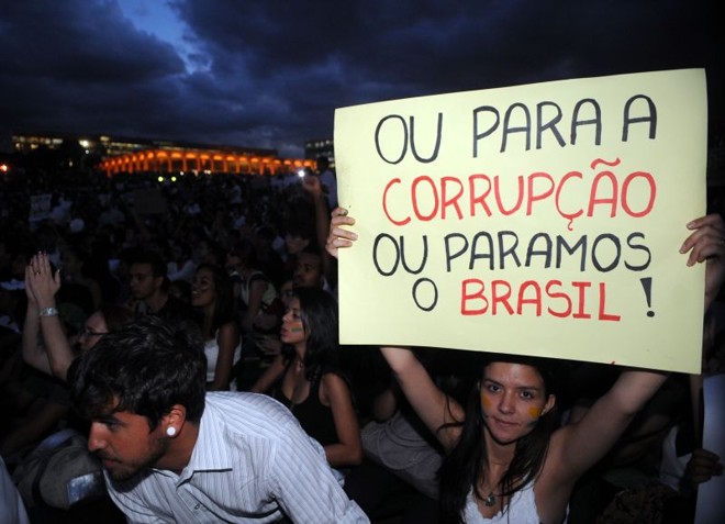 160 projetos anticorrupção na fila:Levantamento da Frente Parla­­mentar de Combate à Corrupção mostra que tramitam cerca de 160 propostas sobre o tema atualmente no Congresso Nacional. Dessas, pelo menos 30 estão prontas para serem votadas em plenário. Na fila está o Projeto de Lei 3.760/2004, do deputado federal Wilson Santos (PSDB-MT), que transforma as práticas de peculato (apropriação de verba ou bens públicos), concussão (quando o agente público usa o cargo para exigir vantagens) e corrupção ativa e passiva em crime hediondo. O texto tramita juntamente com uma proposta similar enviada pelo então presidente Lula ao Legislativo em 2009 | 