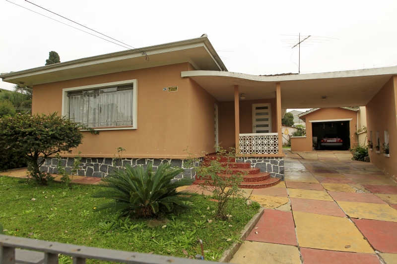 Casa à venda no Seminário pela imobiliária Apolar: terreno amplo em região residencial é valorizado | Antônio More/ Gazeta do Povo